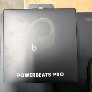 Beats head phone curve to fit ear, worn 1x